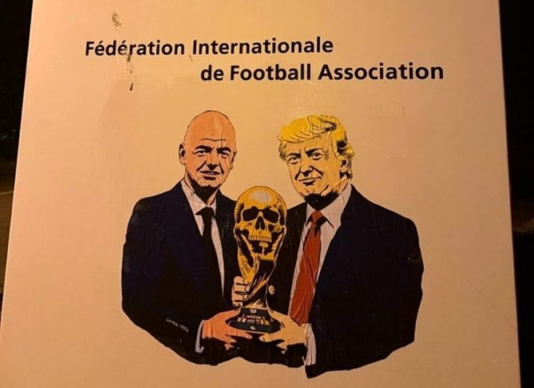 Mondiali 2026, blitz della street artist Laika alla Fifa: spuntano i murales shock contro Trump e Infantino