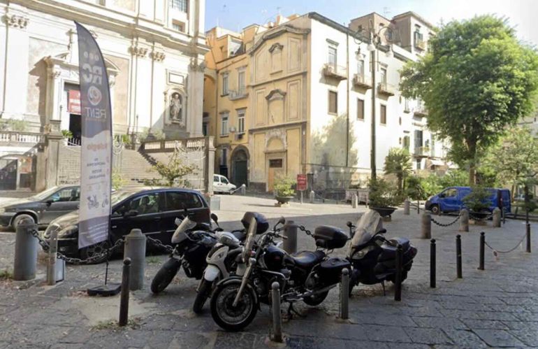 Napoli, scippa una donna, fugge su scooter rubato e investe poliziotto: arrestato