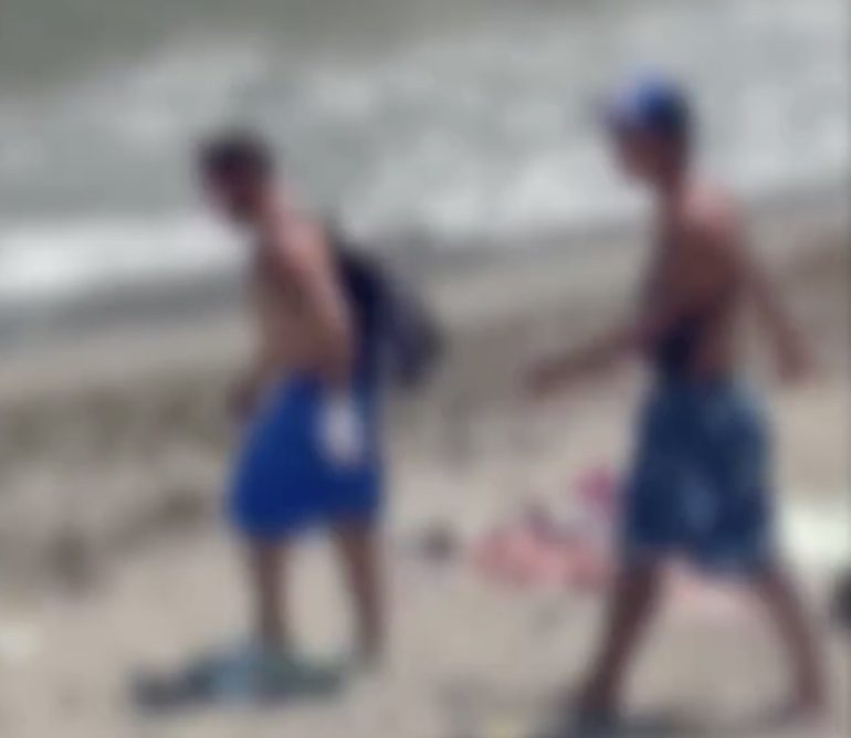 Napoli, cellulare sparisce in spiaggia, giovani ripresi in video: immagini consegnate alle forze dell’ordine