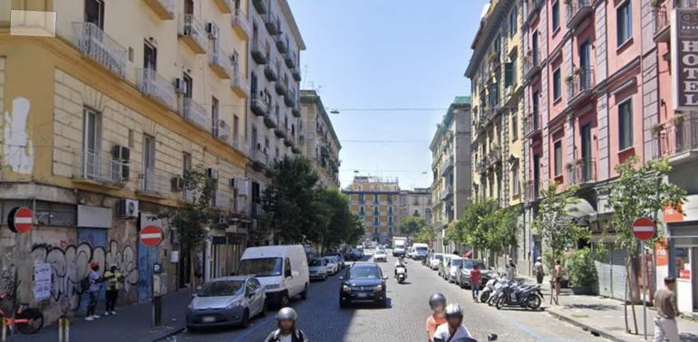 Napoli, colpo nel condominio: ruba un monitor ma i Carabinieri lo acciuffano all’uscita