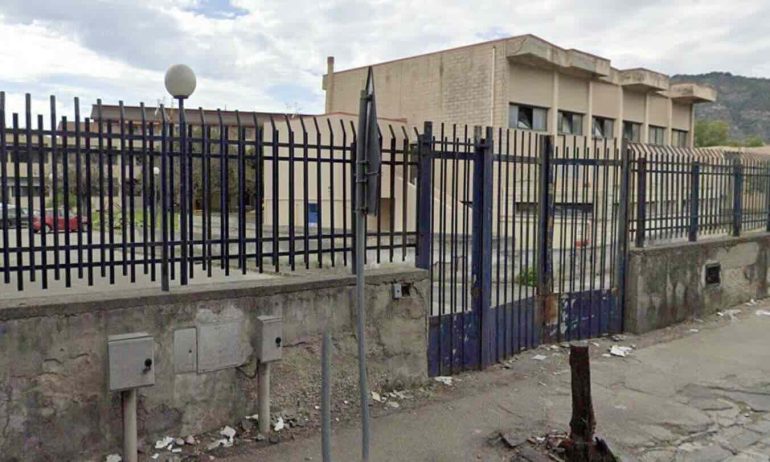 Napoli, discarica nel centro di accoglienza: rimossi 11 quintali di rifiuti e 450 pneumatici