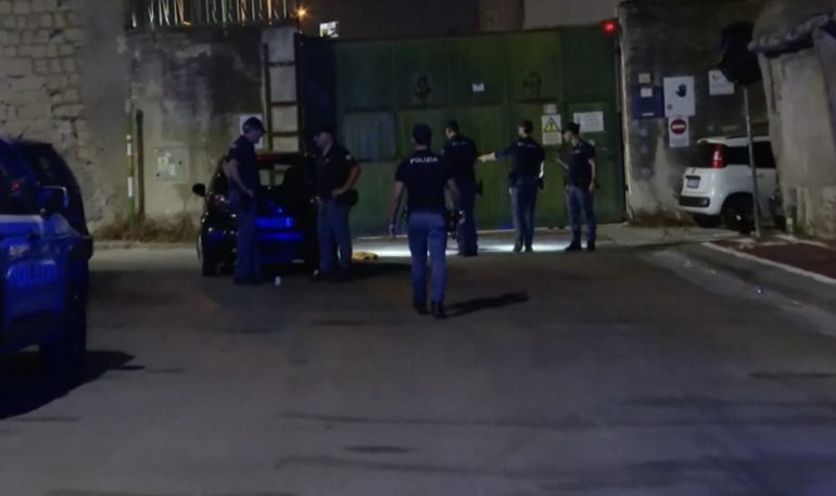Napoli, Far west in via Vigliena: chiamano i genitori per i rinforzi, papà rivale gambizza 3 persone