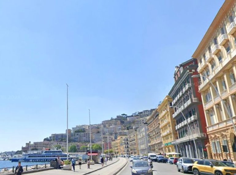 Napoli, in fuga dai carabinieri in scooter investe e uccide un pedone sul Lungomare