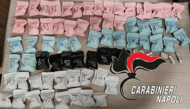 Napoli, in giro col figlio per consegnare le dosi: in manette coppia di insospettabili