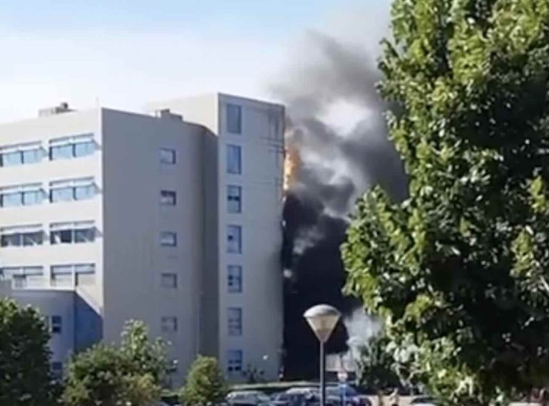 Ospedale del Mare, incendio domato: aperta un’inchiesta sulle cause del rogo