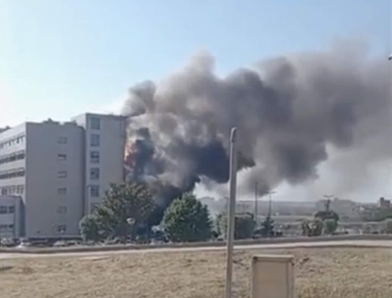 Napoli, incendio all’Ospedale del Mare: la colonna di fumo visibile in tutta l’area orientale