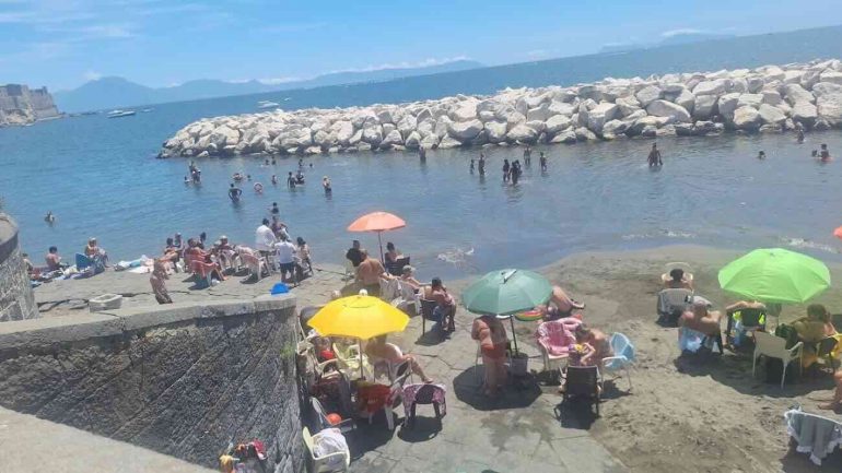 Napoli, lido abusivo alla Colonna Spezzata in zona a rischio crollo: transenne divelte