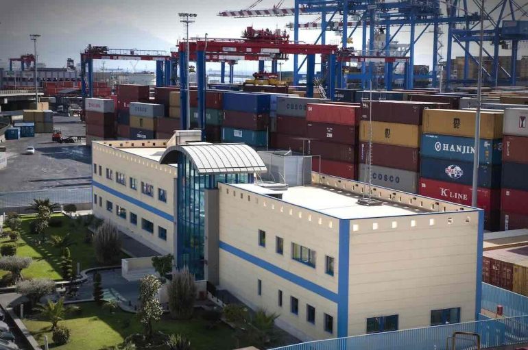 Napoli, operaio schiacciato da container nel porto: è grave