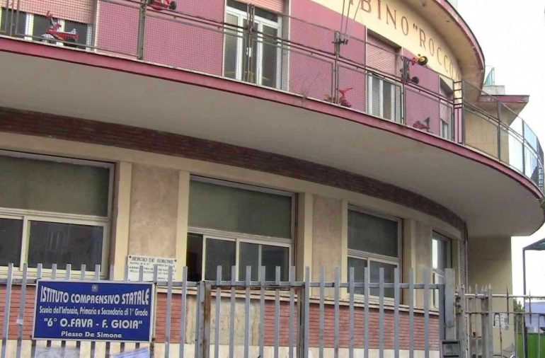 Napoli, pestato e insultato perché ucraino: 15enne aggredito da un branco dopo la prova d’esame