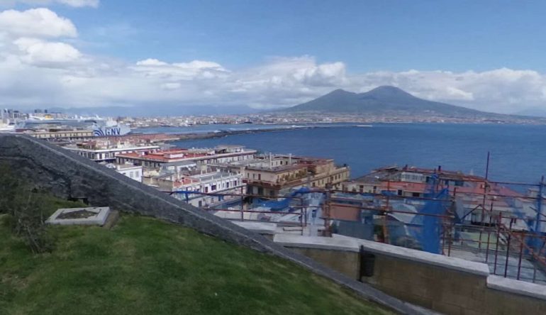 Napoli, precipita dal Belvedere del Monte Echia per un selfie: 20enne gravissimo