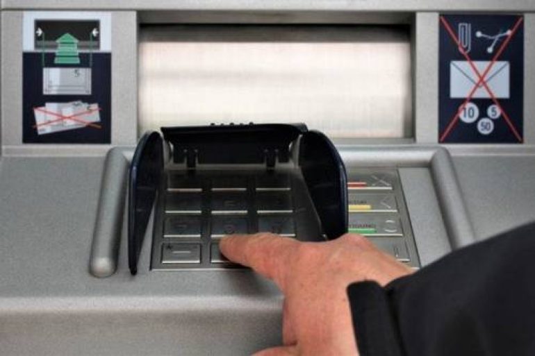 Napoli, preleva al bancomat col cappuccio in testa: arrestato