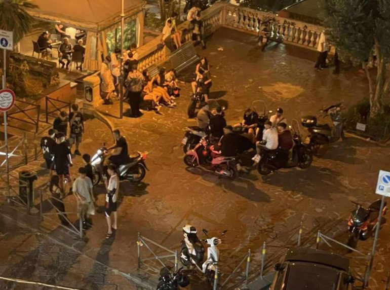 Napoli, scoppia il caso di piazzetta Arenella: residenti ostaggi di sosta selvaggia e movida molesta