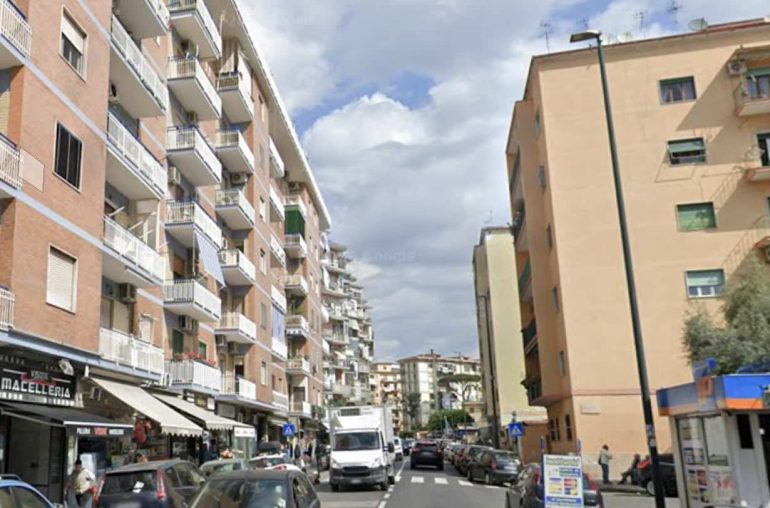 Napoli, spari contro un 17enne alla guida: si schianta durante la fuga a Cavalleggeri