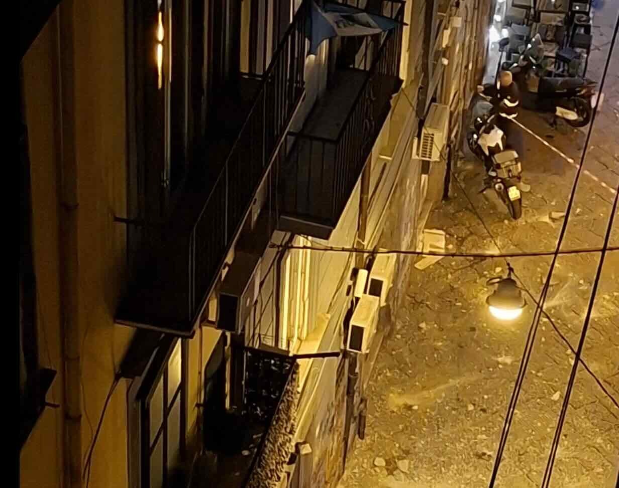 Il crollo dei calcinacci in vico Quercia