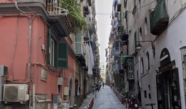 Napoli, turista americano derubato dell’orologio di lusso in via Nardones
