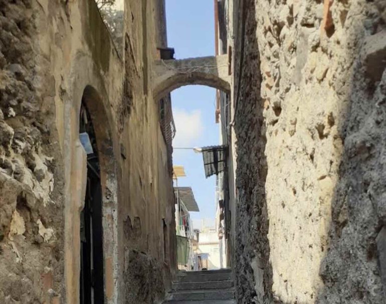 Notte di paura a Torre del Greco: colpi d’arma da fuoco in centro