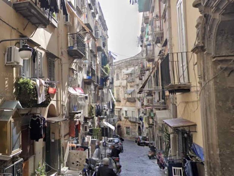 Notte di paura ai Quartieri Spagnoli: esplosi sei colpi di pistola in via Mancini Oliva