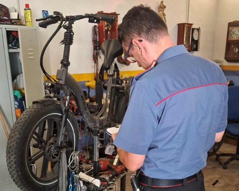 Officina meccanica abusiva scoperta a Curti: i Carabinieri sequestrano l’area, monopattini e bici elettriche