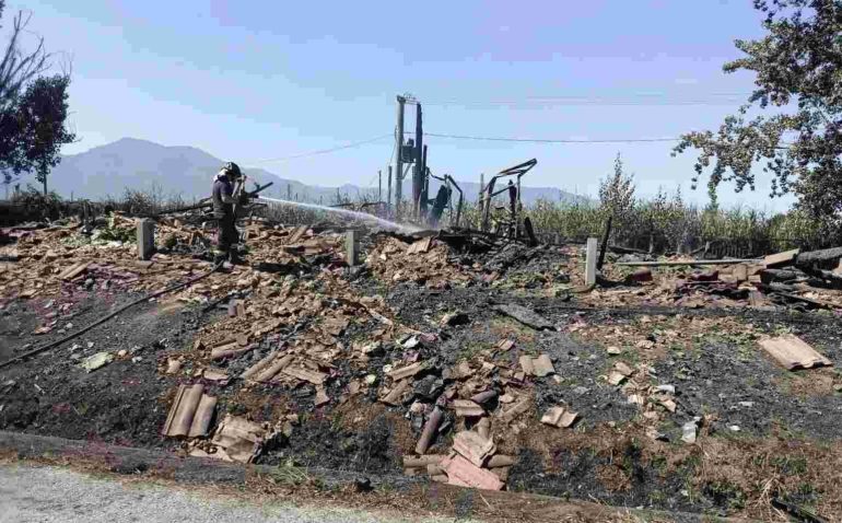 Oltre 50 associazioni unite per Longola: «Le fiamme non spegneranno la memoria» Catenaccio