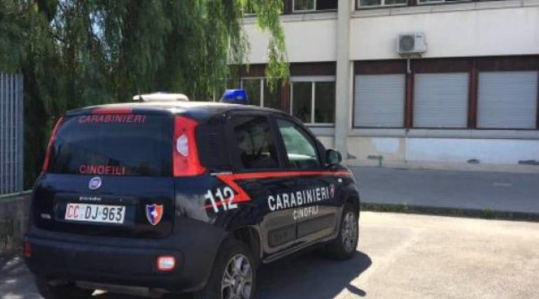 Palma Campania, vogliono la sua sartoria gratis, commerciante pestato e rapinato: tre arresti