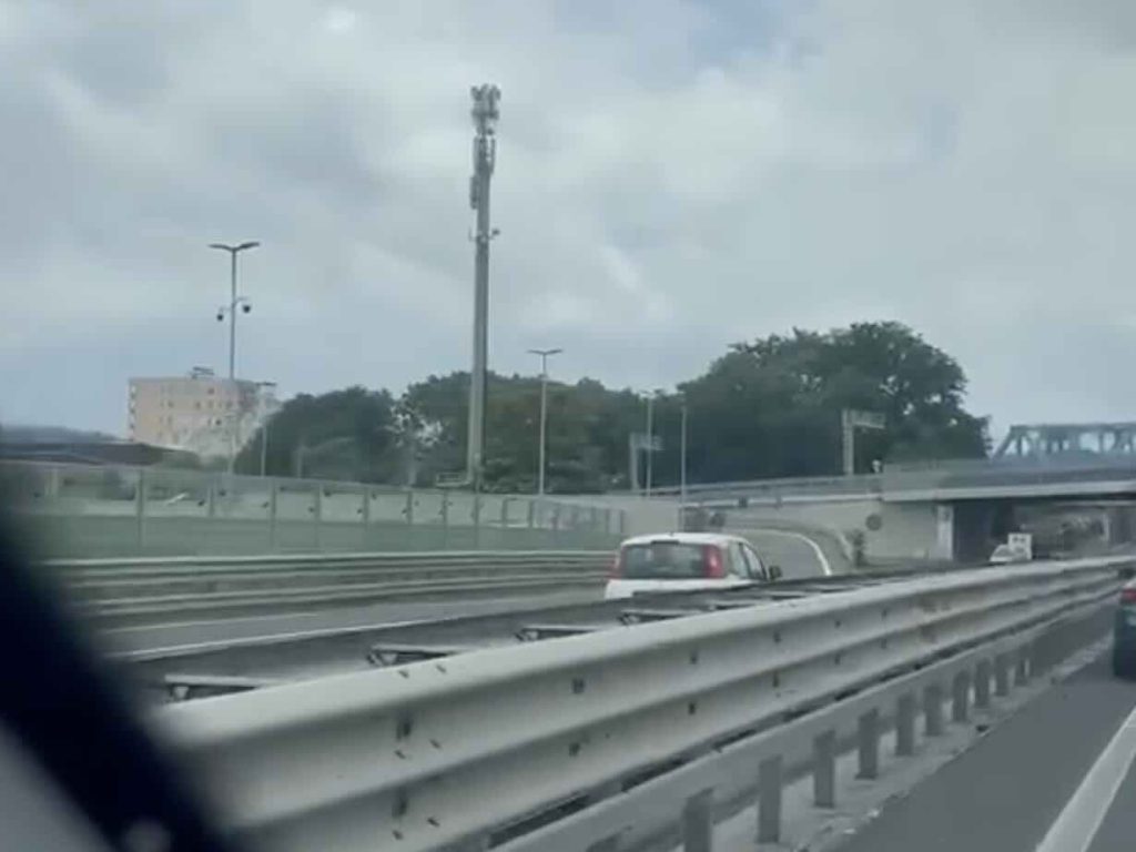 Paura in autostrada: suora imbocca la Napoli-Salerno contromano, salvata dalla Polizia