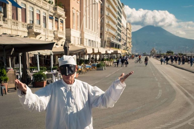 Perché a Napoli si dice Jamme Ja? Significato, origine e uso dell’espressione napoletana