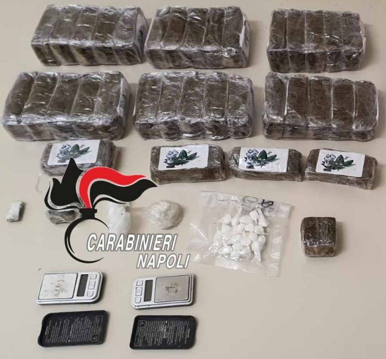 Pianura, custodi dello stupefacente per conto del clan: in manette padre e figlio
