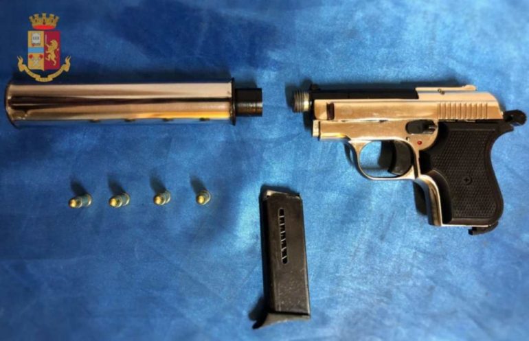 Pianura, nasconde una pistola con matricola abrasa in casa: arrestato un 17enne