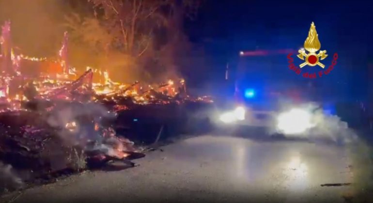 Poggiomarino, incendio nel Parco archeologico di Longola: in fiamme un casolare abbandonato