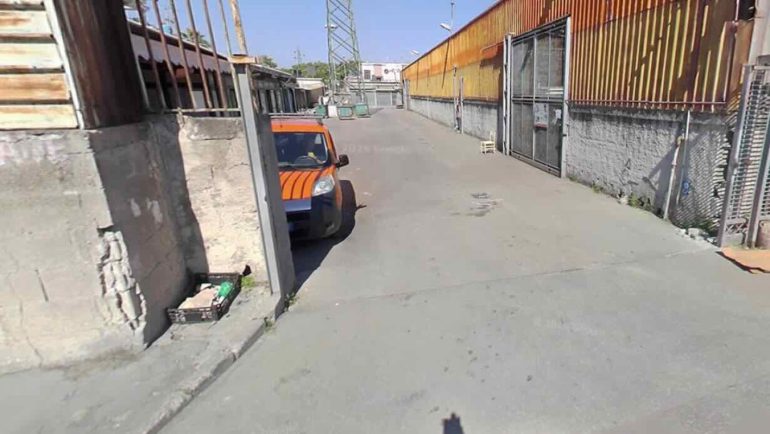 Pompei, accoltellato al mercato dei fiori per difendere il padre: caccia alla baby gang