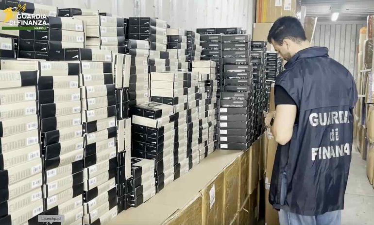 Ponticelli, scoperto il deposito del falso: giro d’affari da 7 milioni di euro