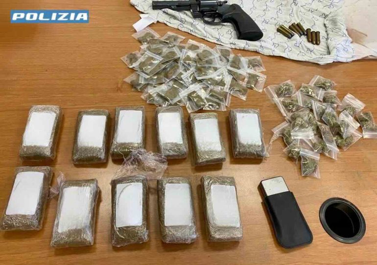 Portici, arsenale e stupefacenti nascosti in un terreno