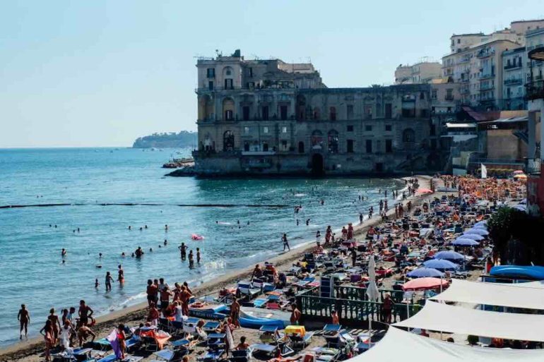 Posillipo, bufera sulle spiagge: esclusi Trotta e i lombardi di Blu Beach