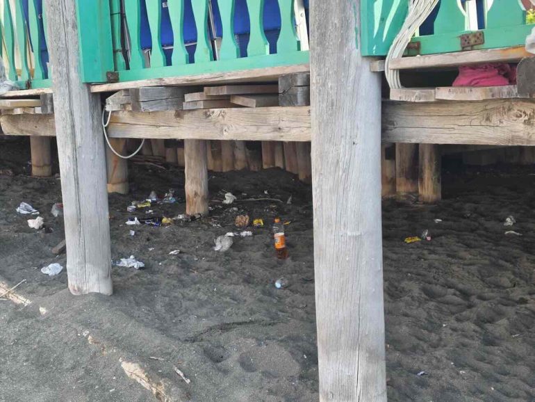 Posillipo, la spiaggia di Donn’Anna tra rifiuti e degrado