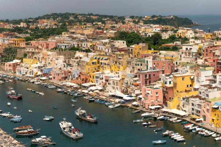Procida, il sindaco blocca i lavori in ospedale: «Senza Tac e raggi è un rischio per tutti»