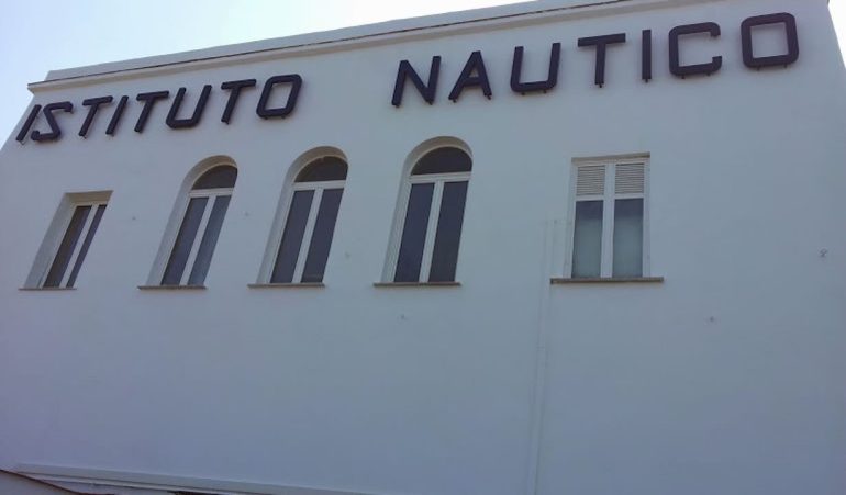 Procida, registra di nascosto il collegio docenti e aggredisce la preside: arrestato 47enne
