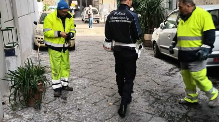 Quartieri Spagnoli, blitz contro l’abusivismo: rimosse fioriere e pedane illegali