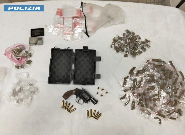 Quartieri Spagnoli: 200 dosi di stupefacenti nascoste nella grondaia