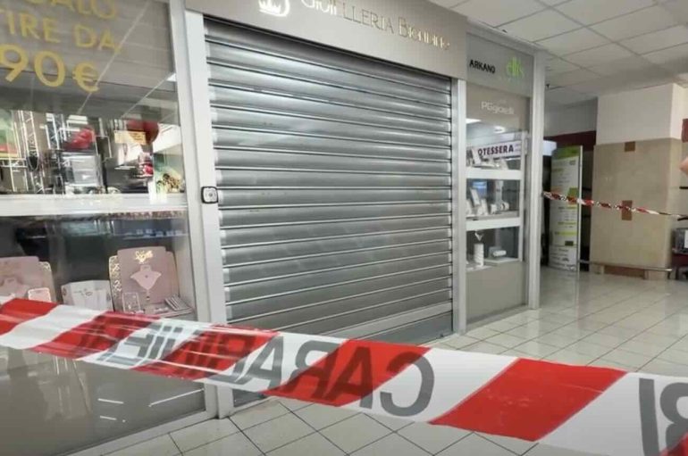 Rapina a Sant’Antimo, fuga da film dei banditi: rapinano anche un Rolex a un automobilista