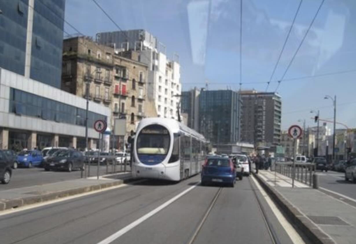 Due arresti dopo una rapina in Via Marina, Napoli: scattano le indagini.