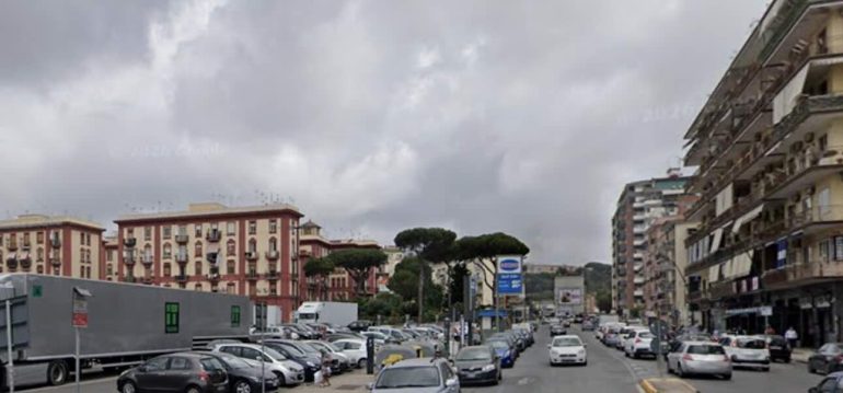 Rapina lampo a un automobilista: 33enne arrestato dopo colluttazione