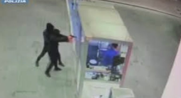 Rapinatori minorenni scatenati: 25 colpi messi a segno in due mesi tra Napoli e Salerno. Arrestati in due