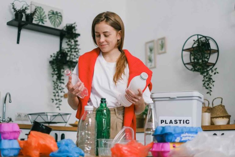 Riciclo della plastica: i 10 errori che mettono in crisi persino la GenZ. La guida di Skuola.net