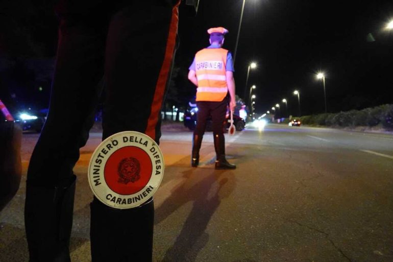 Rifiuta avances a pagamento, picchiata e rapinata sulla via Appia: arrestato 28enne