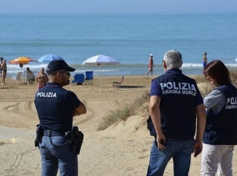 Salerno, avances in spiaggia a una donna: arrestato