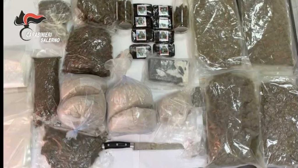 Salerno, oltre 10 chili di stupefacenti in casa: arrestato