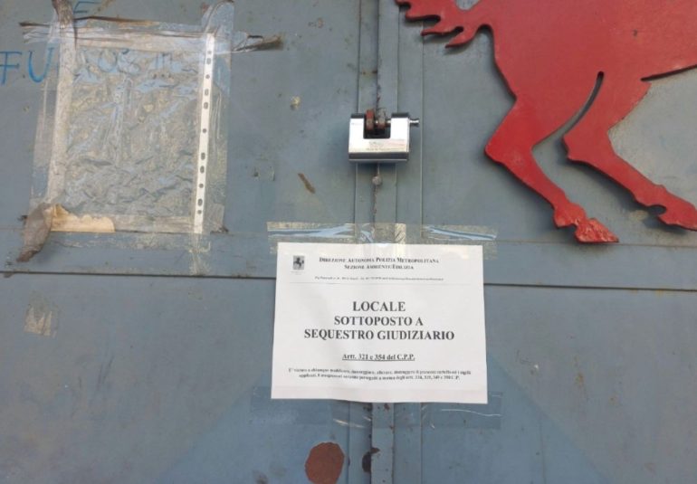 Scampia, aggredisce due agenti durante il sequestro dell’officina: arrestato 60enne