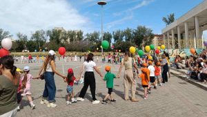 Scampia, sfila la prima marcia della pace dei bambini: le scuole comunali invadono le strade del quartiere