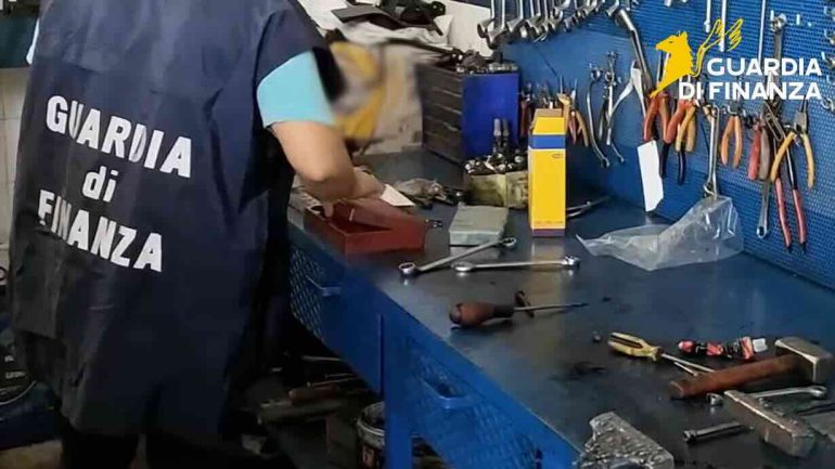 Scoperta un’officina meccanica abusiva: sequestrati 60 mq e rifiuti pericolosi, un denunciato