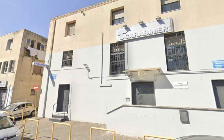 Secondigliano, follia nella notte: 33enne assalta la caserma dei Carabinieri con pietre e sanpietrini